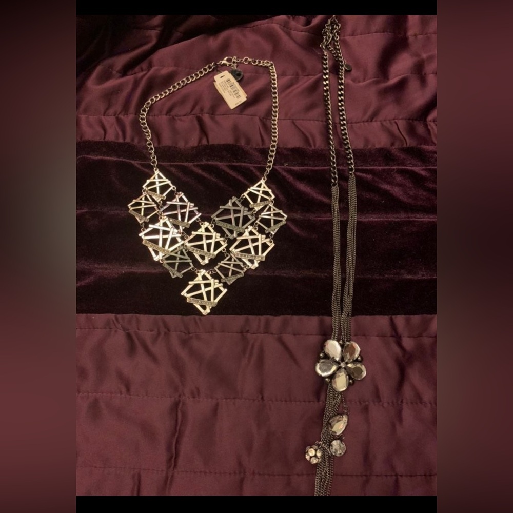 Two necklaces lot